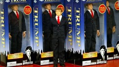 ニューヨークの玩具店には高さ３０センチのトランプ氏の人形も＝２００４年９月