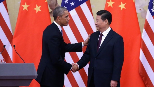握手を交わす米国のオバマ大統領（左）と中国の習近平国家主席