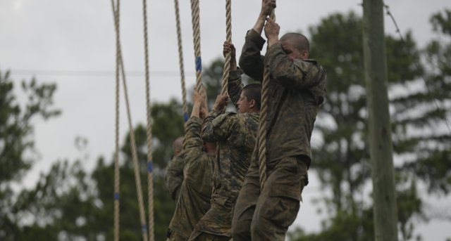 レンジャー課程の訓練に参加する米陸軍兵士＝U.S. ARMY