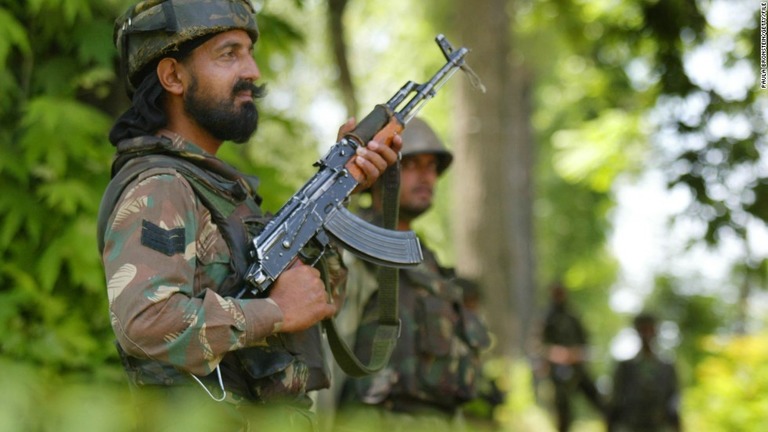 カシミール地方で警備にあたるインド軍兵士。同地方をめぐる対立で会談が中止に