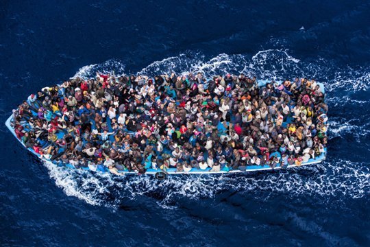陸路を利用して欧州入りを目指す難民が増えているという＝UNHCR/Italian Coast Guard
