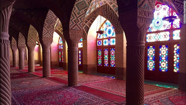 シーラーズのナシル・アル・モルク・モスク。ピンク色が多用されていることから、「ピンク・モスク」とも呼ばれる