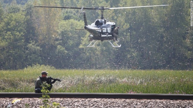 当局はヘリコプターと地上の両方から逃げた容疑者の捜索を続けている