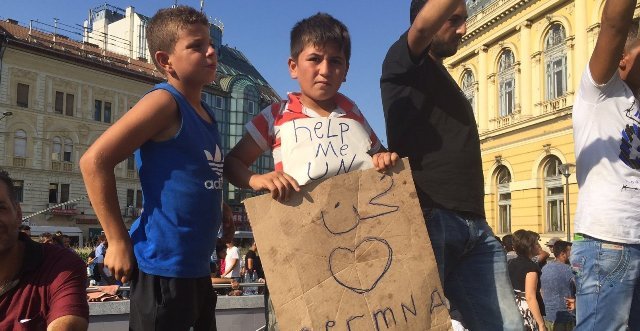 ブダペストの駅で窮状を訴える難民の子ども