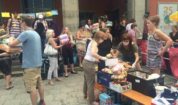 ミュンヘンの駅ではボランティアが難民に食べ物や日用品を配布