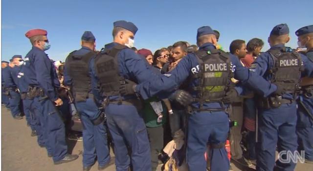 西欧諸国への移動を目指すもハンガリー警察に制止される移民・難民