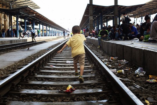 ブダペストの駅にたどり着いた難民の少年＝Roberto Salomone