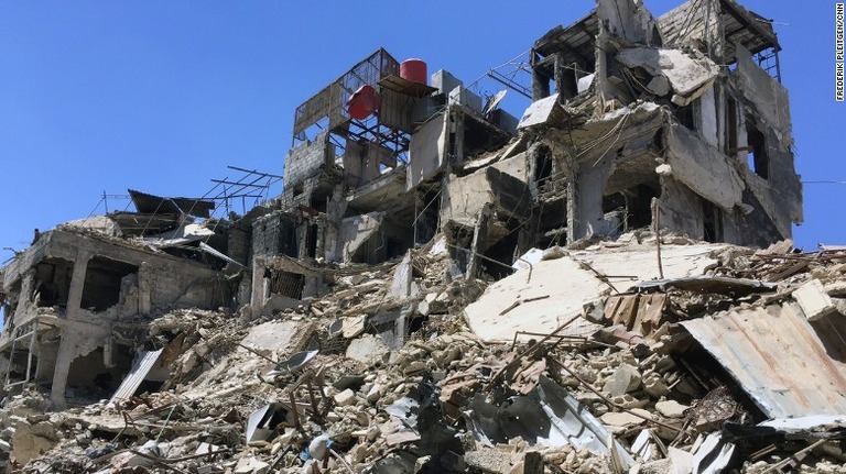 戦闘で破壊された建物。ロシアはシリアで軍事システムの使用法を教えていると認めた