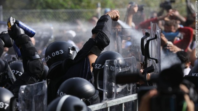 ハンガリーの警察が難民に対し、催涙ガスを使用した