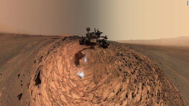 火星探査機「キュリオシティ」の「自撮り」写真。複数の写真を合成して作成＝NASA