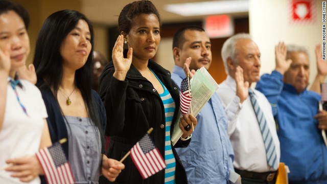「忠誠の誓い」をする移民の人々