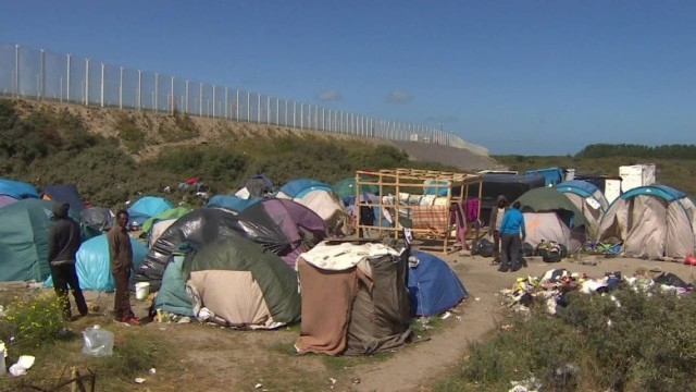仏カレーにある難民キャンプ。侵入者のため英仏海峡トンネルが一時不通に