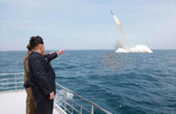 今年５月に公表されたミサイル発射の瞬間とされる写真。米当局は発射を確認していない＝労働新聞
