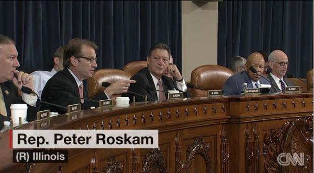 クリントン氏に質問する共和党のピーター・ロスカム下院議員（左から２番目）
