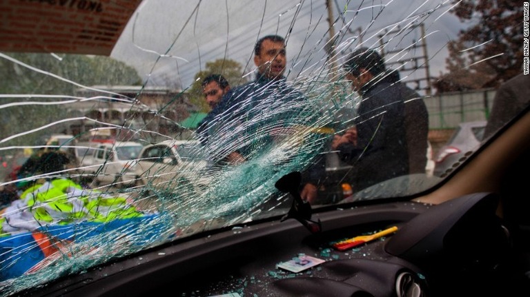 地震によってガラスの割れた車＝インド