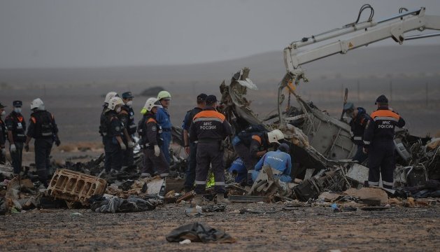 墜落現場で機体の残骸の捜査に当たる捜査員＝ロシア非常事態省