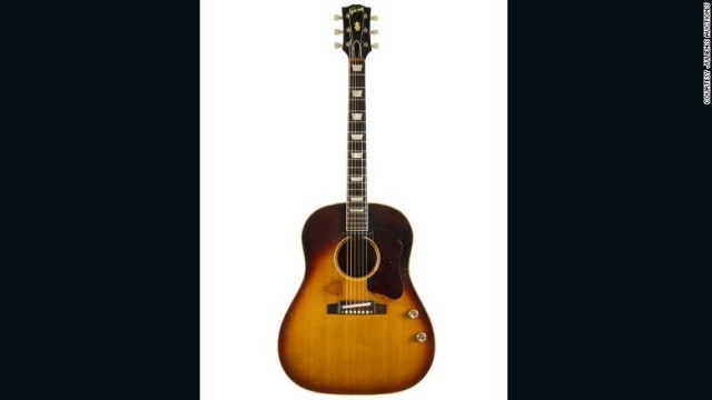 ジョン・レノン愛用のギターが約３億円で落札された