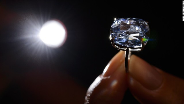 史上最高額で落札されたダイヤモンド「ブルームーン」