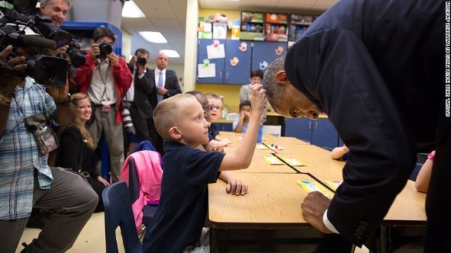 オバマ大統領は増えた白髪は染めない主義＝２０１４年９月、フロリダ州タンパの小学校で、ホワイトハウス