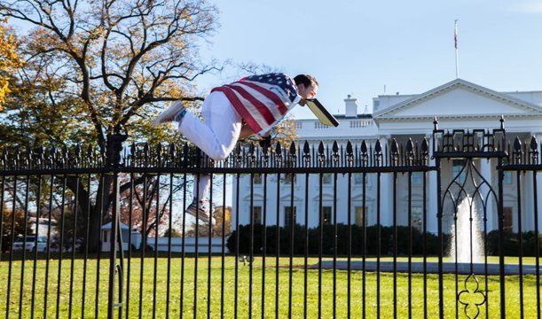 米国旗に身を包んだ男がホワイトハウスの敷地内に侵入