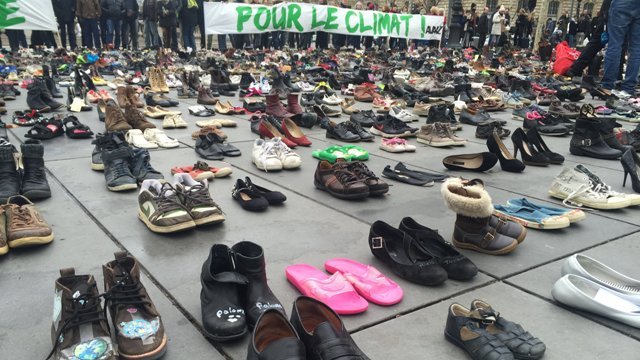 抗議のための並べられた靴。活動家と警察が衝突したところもあった