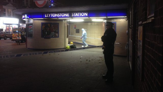 ロンドンの地下鉄の駅で刺傷事件が起きた