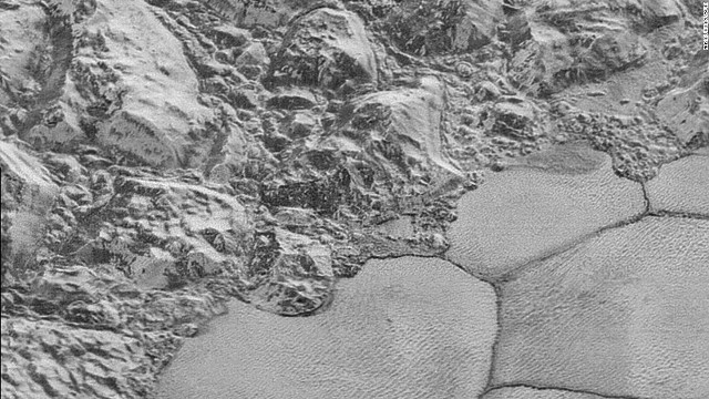 「スプートニク平原」とその縁に連なる山脈の画像＝NASA/JHUAPL/SWRI