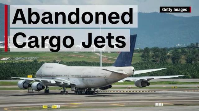 クアラルンプール国際空港に大型貨物機３機が置き去りにされている