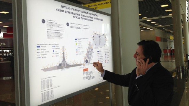 モスクワにあるシェレメーチエヴォ国際空港で案内板を眺める利用者