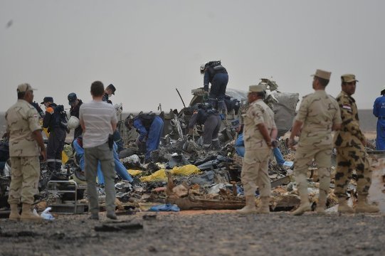 機体の残骸を調べる調査員。エジプトは「テロの証拠はない」との見方を示した＝Russia Emergency Ministry