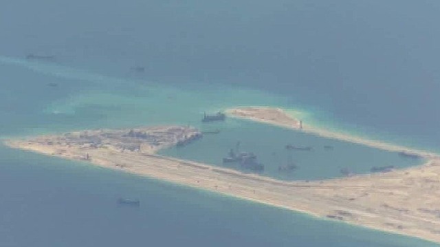 南シナ海では中国が人工島の建設を進める