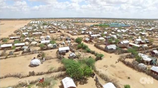 ケニア・ダダアブにある世界最大級の難民キャンプ。コレラにより死者が出ている