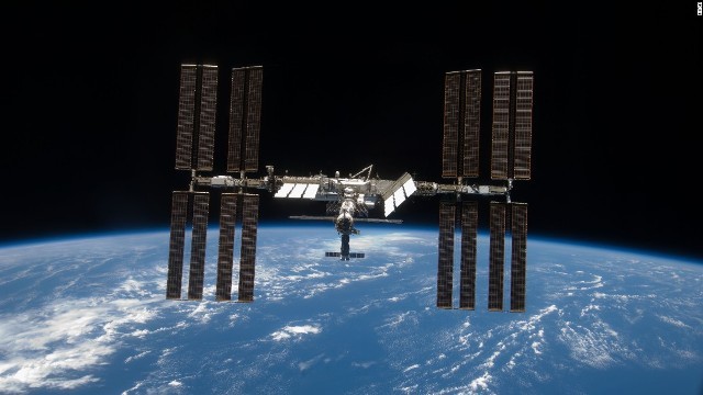 明るい光でイブの夜空を彩った国際宇宙ステーション＝NASA