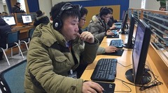 厳しく規制された北朝鮮のイントラネットを利用するセンターの訪問者