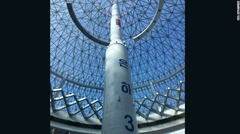 建物の中心には、２０１２年に同国唯一の人工衛星を打ち上げたロケットの複製がある