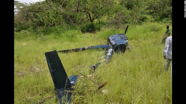地上からの銃撃を受け破損したヘリコプター＝タンザニア国立公園