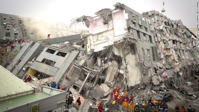 地震による建物倒壊などで多くの死者が出ている