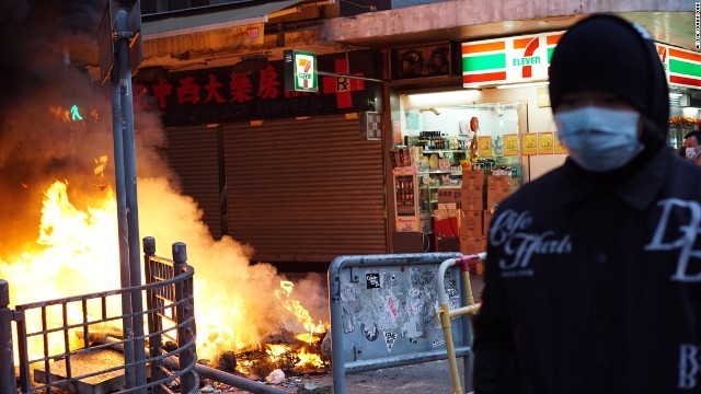 香港の繁華街で、屋台の撤去を引き金にした若者らによる暴動が発生