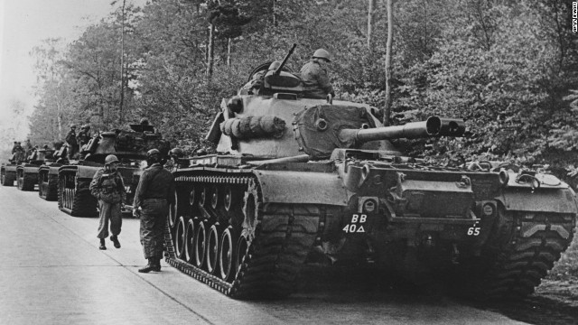 キューバ危機に際して西ドイツに展開した米軍の戦車＝１９６２年１０月