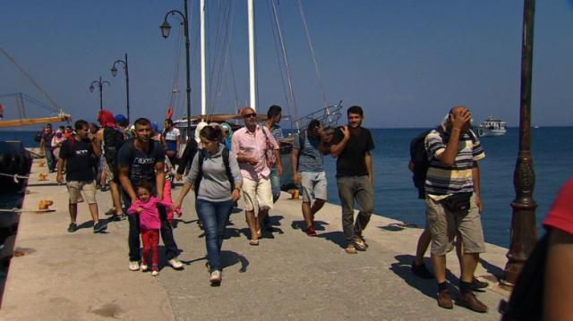 ギリシャにたどり着いた難民ら
