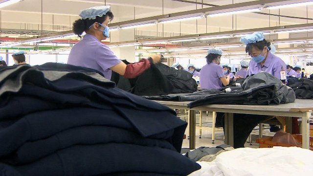 開城工業団地で働く労働者。韓国は労働者の賃金が核開発に流用されたとみている