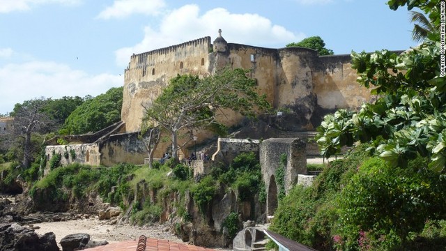 １．スワヒリ海岸で最も目を引くジーザス要塞。ポルトガル人の支配者が建設してオマーン人の手に渡った＝ＫＯＮＳＴＡＮＴＩＮＯＳ　ＤＡＦＡＬＩＡＳ氏提供