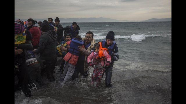 救命ボートでエーゲ海を渡り、ギリシャのレスボス島に上陸した難民＝Santi Palacios
