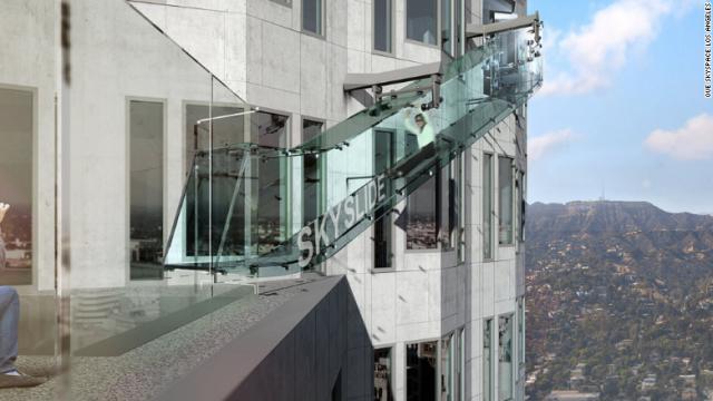 ロサンゼルスの街並みを見下ろすガラス張りの滑り台が６月に開業予定＝OUE Skyspace Los Angeles