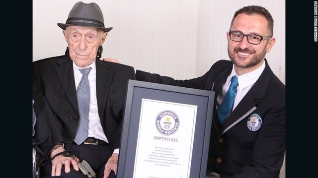 世界最高齢の男性と認定されたイスラエル・クリスタルさん（左）