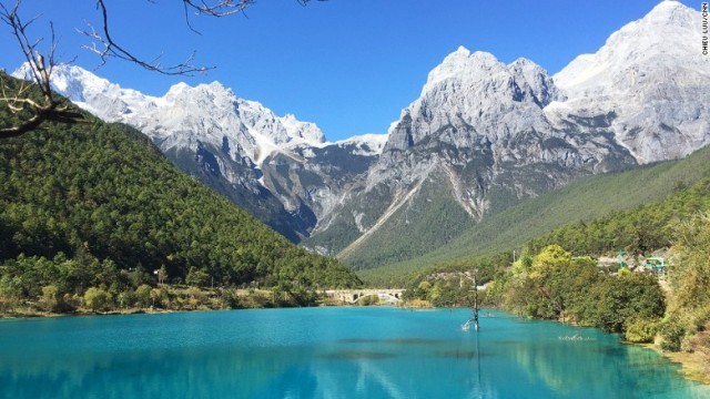 玉龍雪山（ぎょくりゅうせつざん）の中腹に位置する藍月谷にできた湖