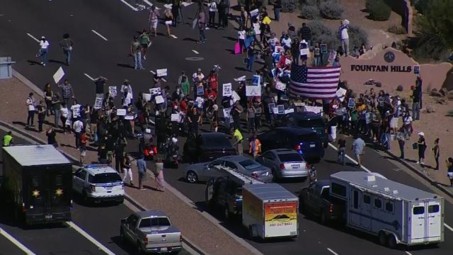 アリゾナ州の幹線道路でトランプ氏に抗議するグループが支持者の通行を妨害＝KPHO