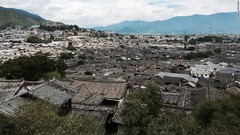 ７．ユネスコ世界文化遺産に登録されている麗江市の旧市街は、古代中国の街にしては珍しく、壁で囲まれていないのが特徴