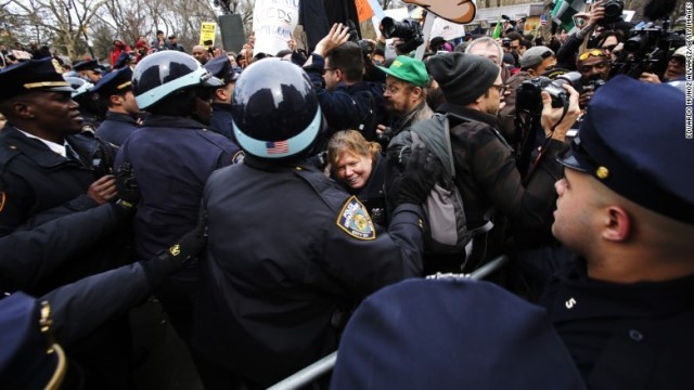 ニューヨークでもトランプ氏に抗議するデモ隊が警官と衝突
