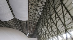 格納庫はエアランダー１０用に改修された。天井には鳥のふんをさえぎるための幕も